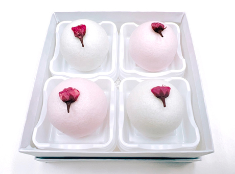 桜の薯蕷饅頭(純白と桜色)